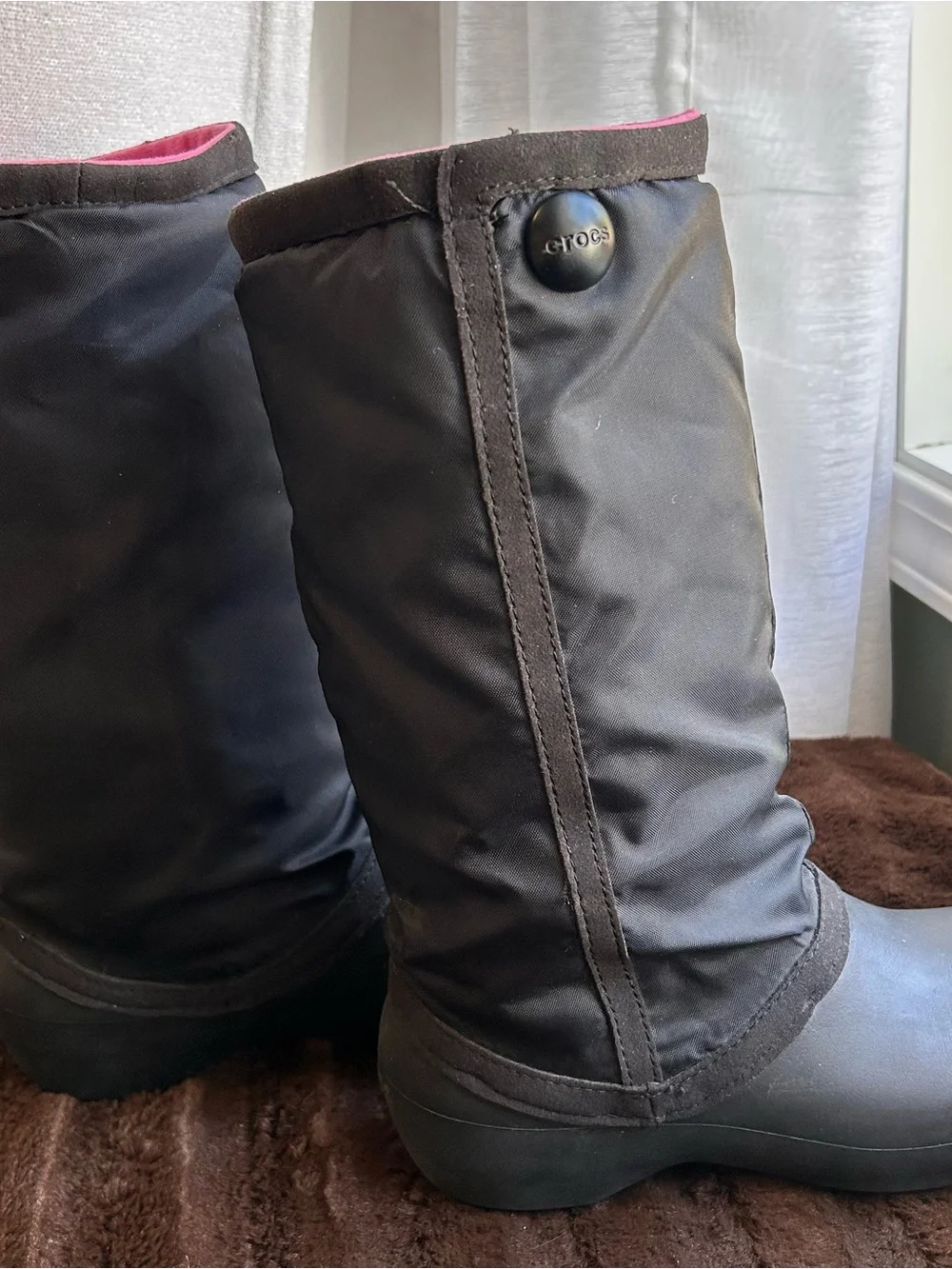 Women's size 6 Crocs pink fleece Lined cold weather winter snow Boots Black